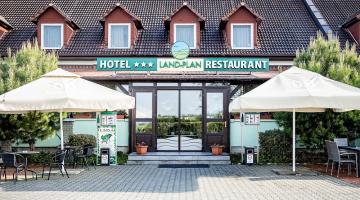 Land-Plan Hotel & Restaurant, Töltéstava, LAND-PLAN HOTEL & RESTAURANT bejárat (thumb) (thumb)