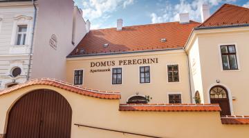Domus Peregrini Apartmanok, Győr, Külsö homlokzat (thumb)
